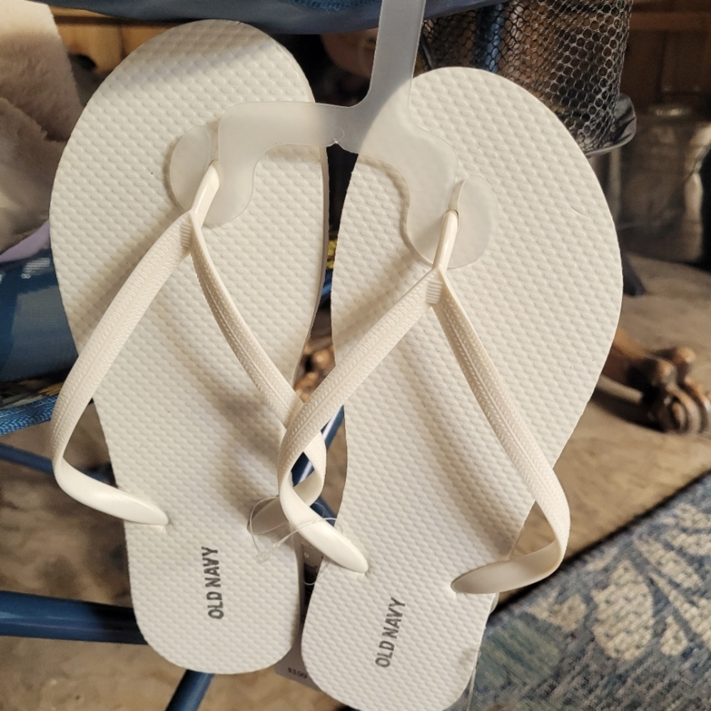 Size 8 old navy flip flops.